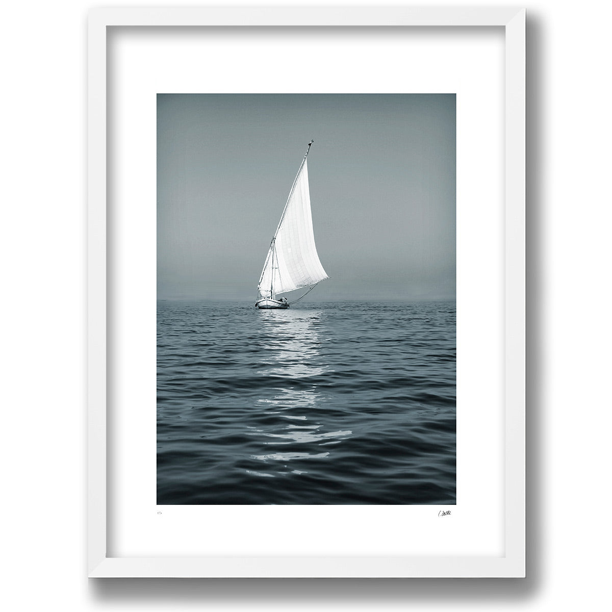 The Silent Passage, konsttryck med segelbåt i vit galleriram