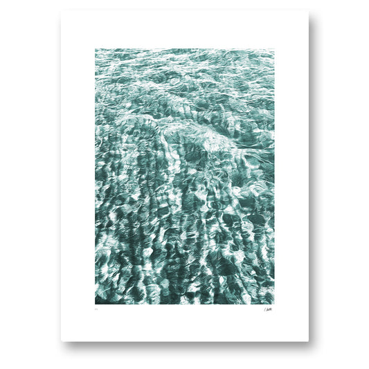 Clear Water, turkost vatten där ljuset slingrar sig i mönster. Utan ram.