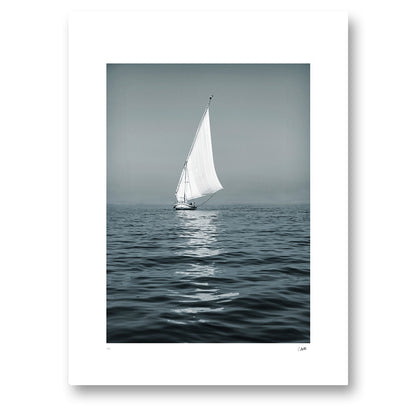 The Silent Passage, fotografi av en segelbåt med vitt segel på öppet vatten i blågrå toner, konsttryck 30 × 40 cm utan ram
