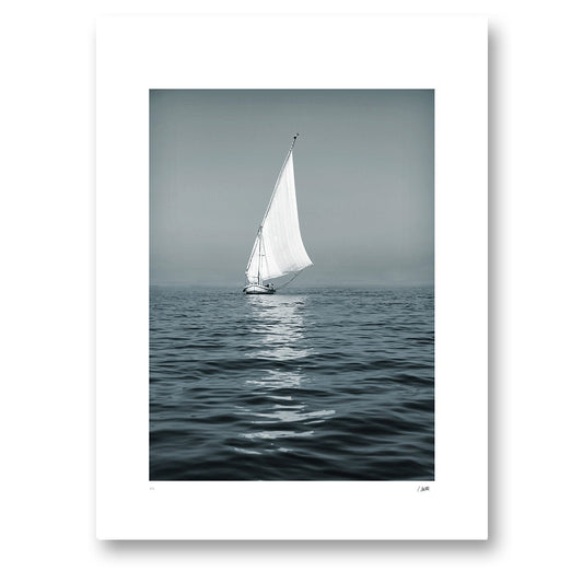 The Silent Passage, en segelbåt med vitt segel på stilla, blågrått vatten. Utan ram.