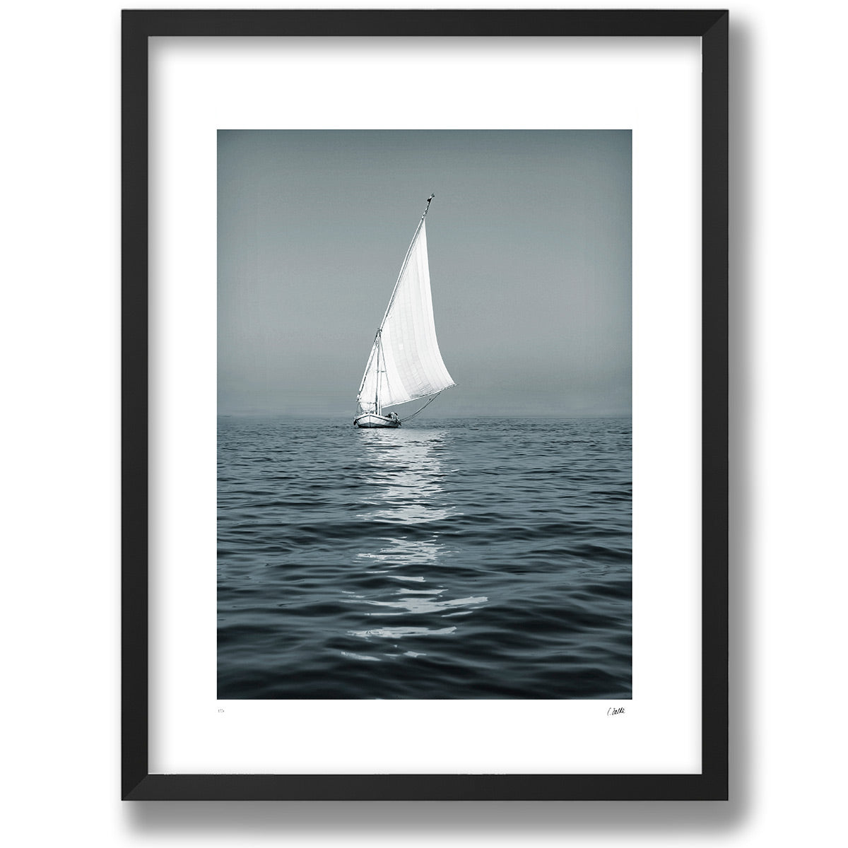 The Silent Passage, konsttryck med segelbåt i mattsvart ram