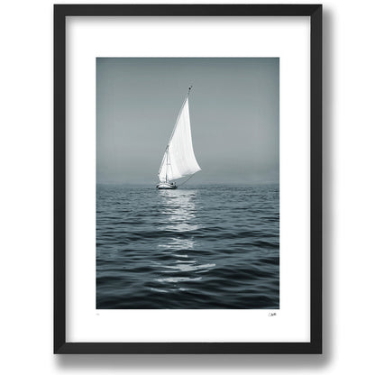 The Silent Passage, konsttryck med segelbåt i mattsvart ram