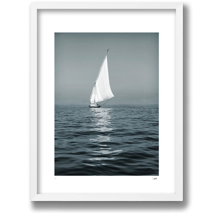 The Silent Passage, konsttryck med segelbåt i vit galleriram