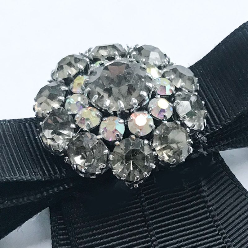 Vintagebrosch vita pärlor diamanter svart band