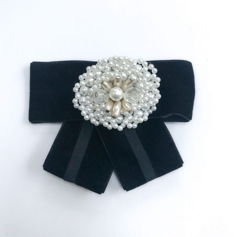 Vintagebrosch vita pärlor diamanter svart sammetsband