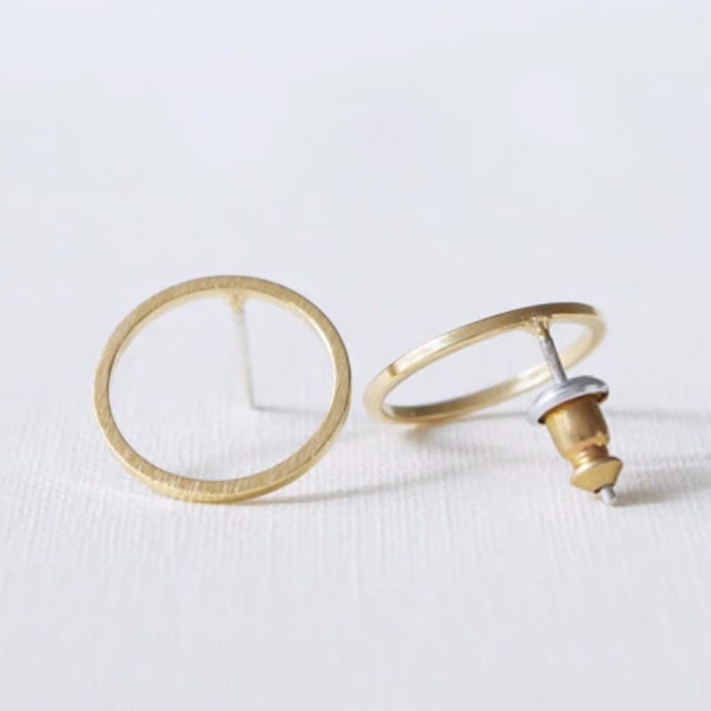 Guldiga örhängen med ringar - cirklar